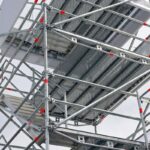 Bezpieczeństwo pracy na wysokości a dobór rusztowań do nietypowych projektów budowlanych